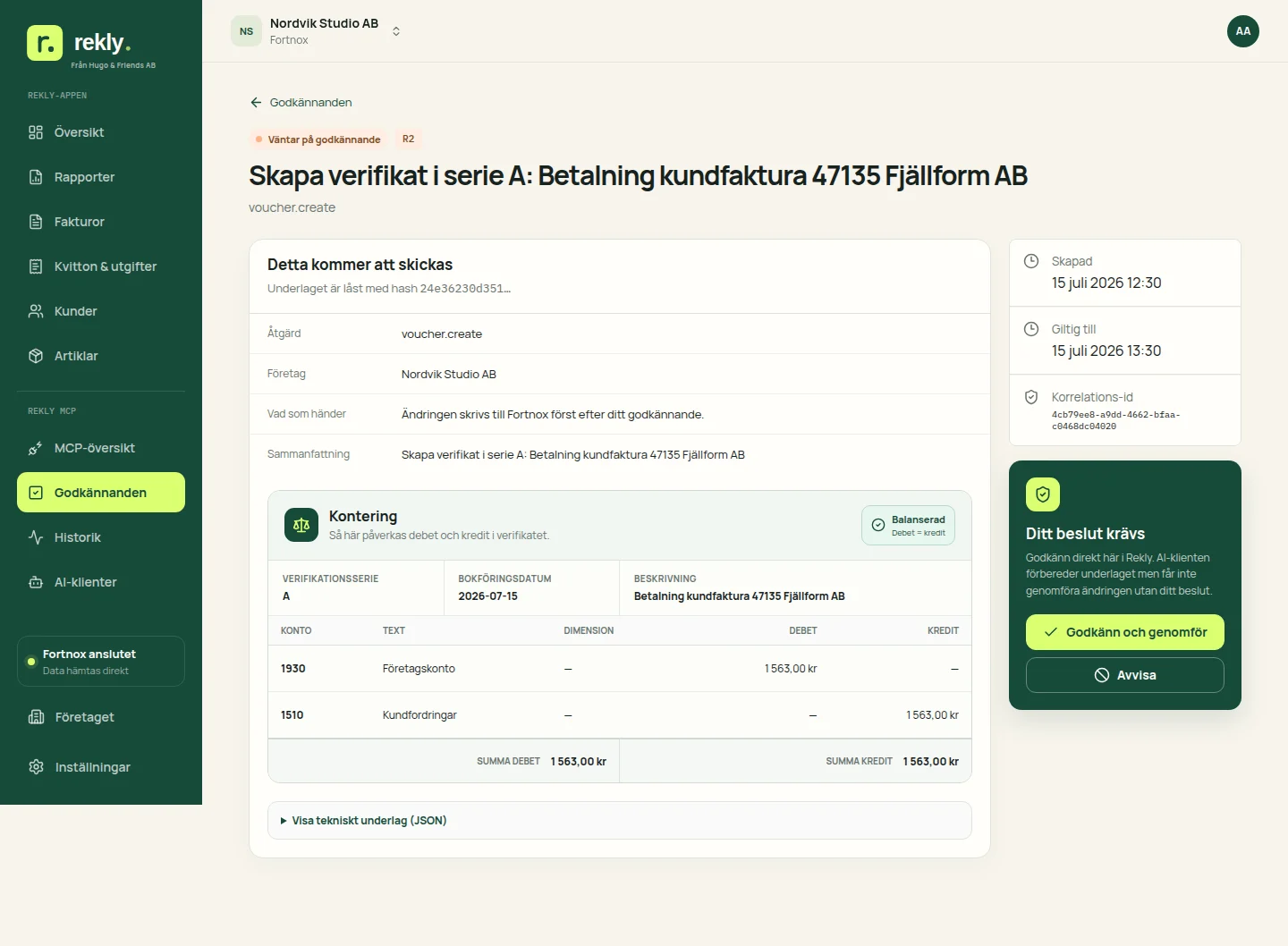 Rekly visar ett väntande verifikat med balanserad kontering som kan avvisas eller godkännas separat.